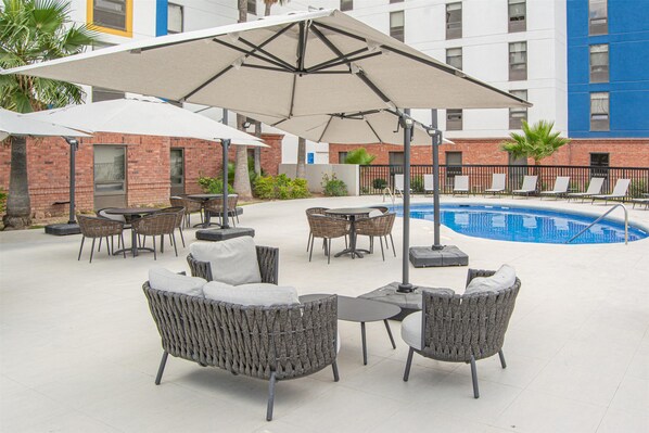 Outdoor pool - Hampton by Hilton Saltillo (Saltillo)