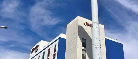 Un hotel de diseño moderno con un cartel destacado de Hampton Inn.