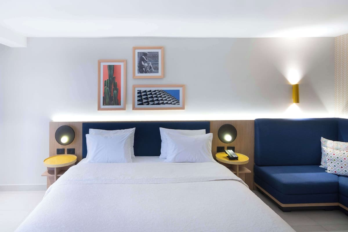 Deluxe Room, 1 King Bed, Non Smoking | Blackout curtains, free WiFi, bed sheets, alarm clocks