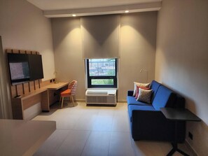 King, Luxury Suite, Non Smoking | Living area