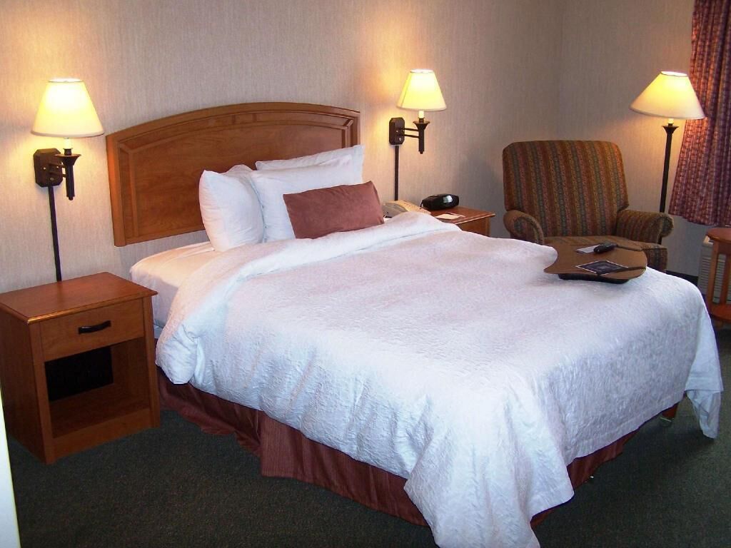Blackout drapes, free WiFi, bed sheets, alarm clocks