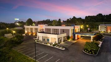 Un hotel con estacionamiento y un edificio con un letrero que dice 'Hampton Inn'.