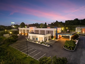 A hotel with a parking lot and a building with a sign that reads 'Hampton Inn.' - Hampton Inn Dublin (Dublin)