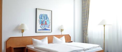 ملاءات للفراش لا تسبب الحساسية ومكتب وستائر تعتيم وتجهيزات عازلة للصوت