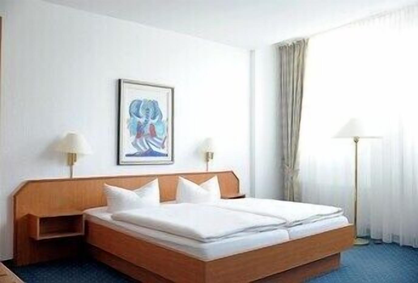 Allergikerbettwaren, Schreibtisch, Verdunkelungsvorhänge