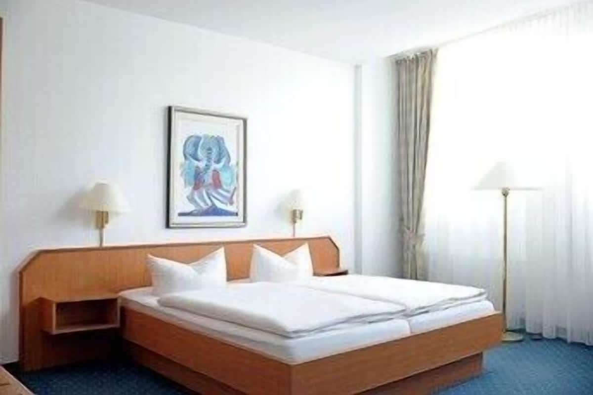 Allergikerbettwaren, Schreibtisch, Verdunkelungsvorhänge