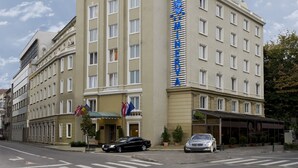 Un edificio de hotel con un cartel llamativo que dice "HOTEL MINERVA".