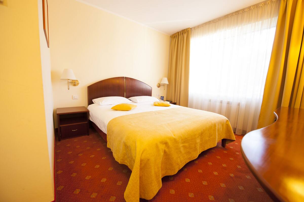 2 bedrooms, minibar, in-room safe, desk