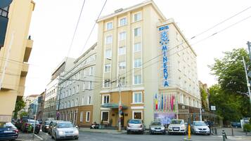 2 bedrooms, minibar, in-room safe, desk