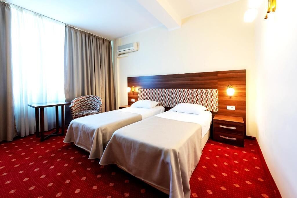 2 عدّة غرف نوم وميني بار وخزنة داخل الغرفة ومكتب