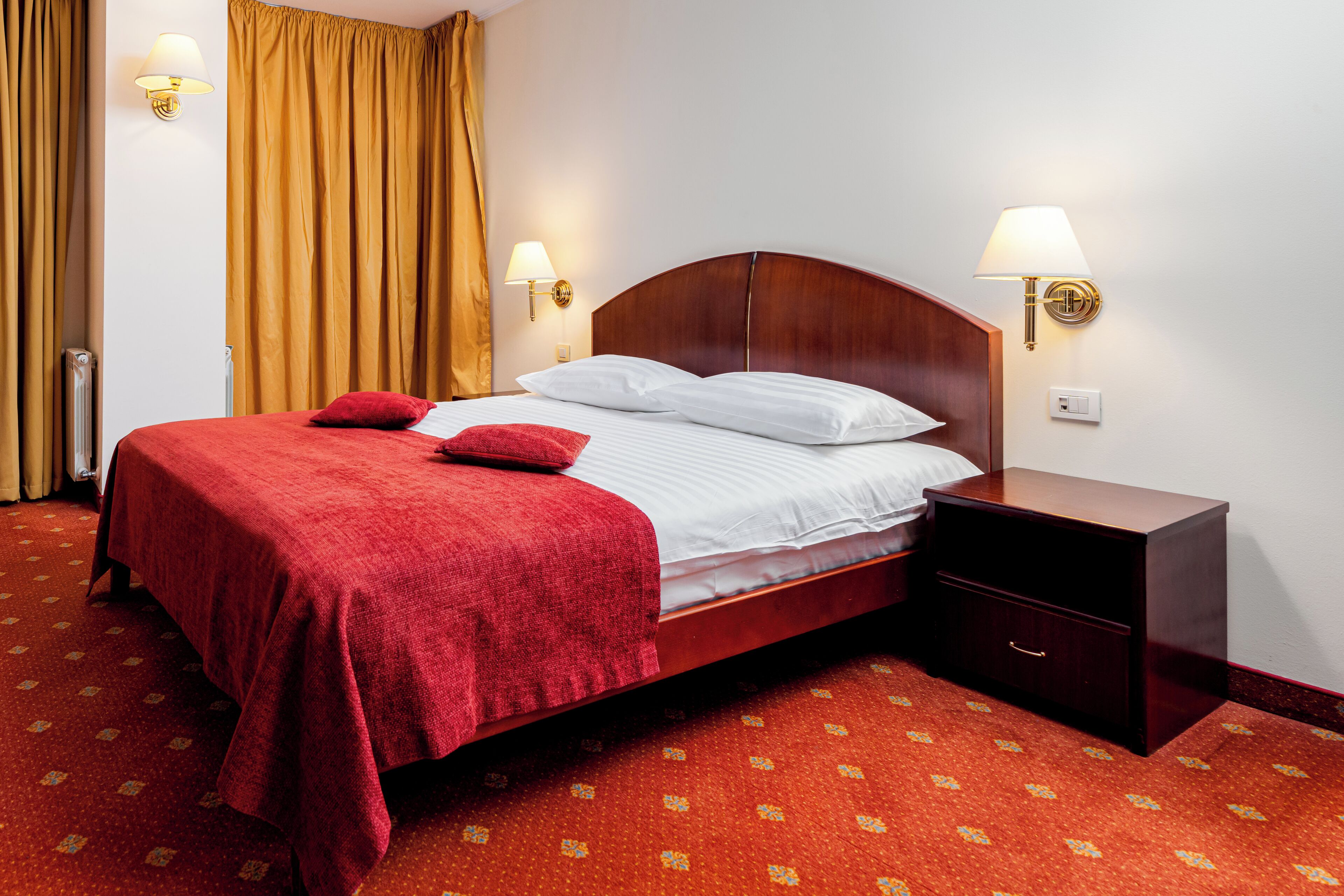 2 عدّة غرف نوم وميني بار وخزنة داخل الغرفة ومكتب