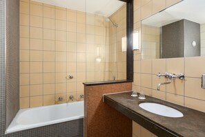 Vòi sen/bồn tắm kết hợp, đồ dùng nhà tắm miễn phí, máy sấy tóc