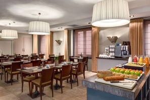 Bữa sáng buffet hàng ngày với phụ phí nhỏ 