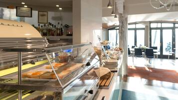 Desayuno buffet todos los días (con cargo)