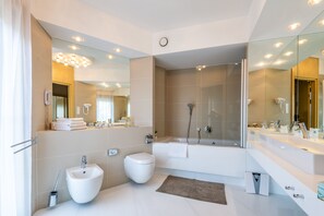 Apartamento | Banheiro | Produtos de toalete grátis, secador de cabelo, chinelos 