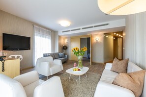 Apartamento | Sala de estar | Televisión LCD de 32 pulgadas con canales por satélite, una televisión