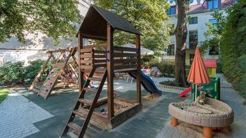 Children’s play area – outdoor