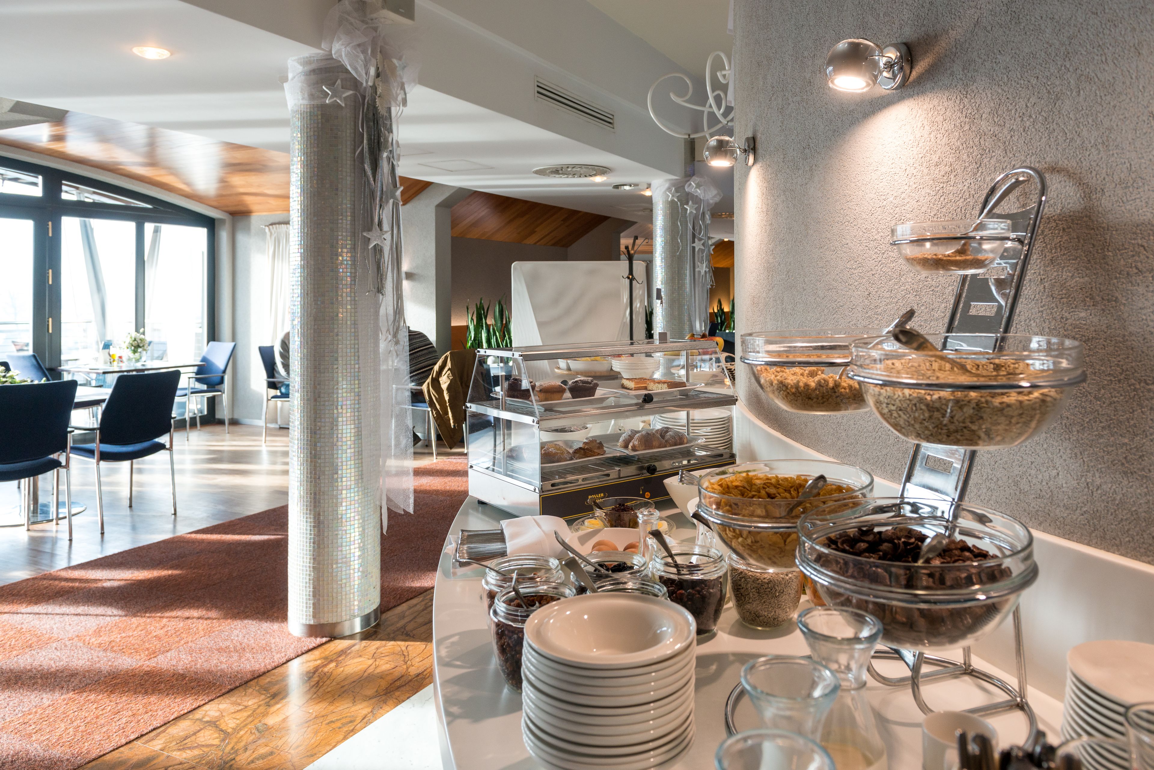 Daily buffet breakfast (PLN 70 per person)