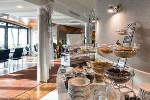 每日供应自助式早餐(每人 PLN 70)