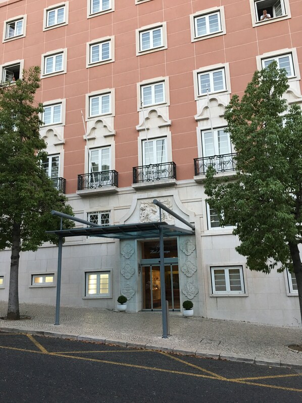Unclassified image, 1 of 50, button - Miraparque (Lisbon)