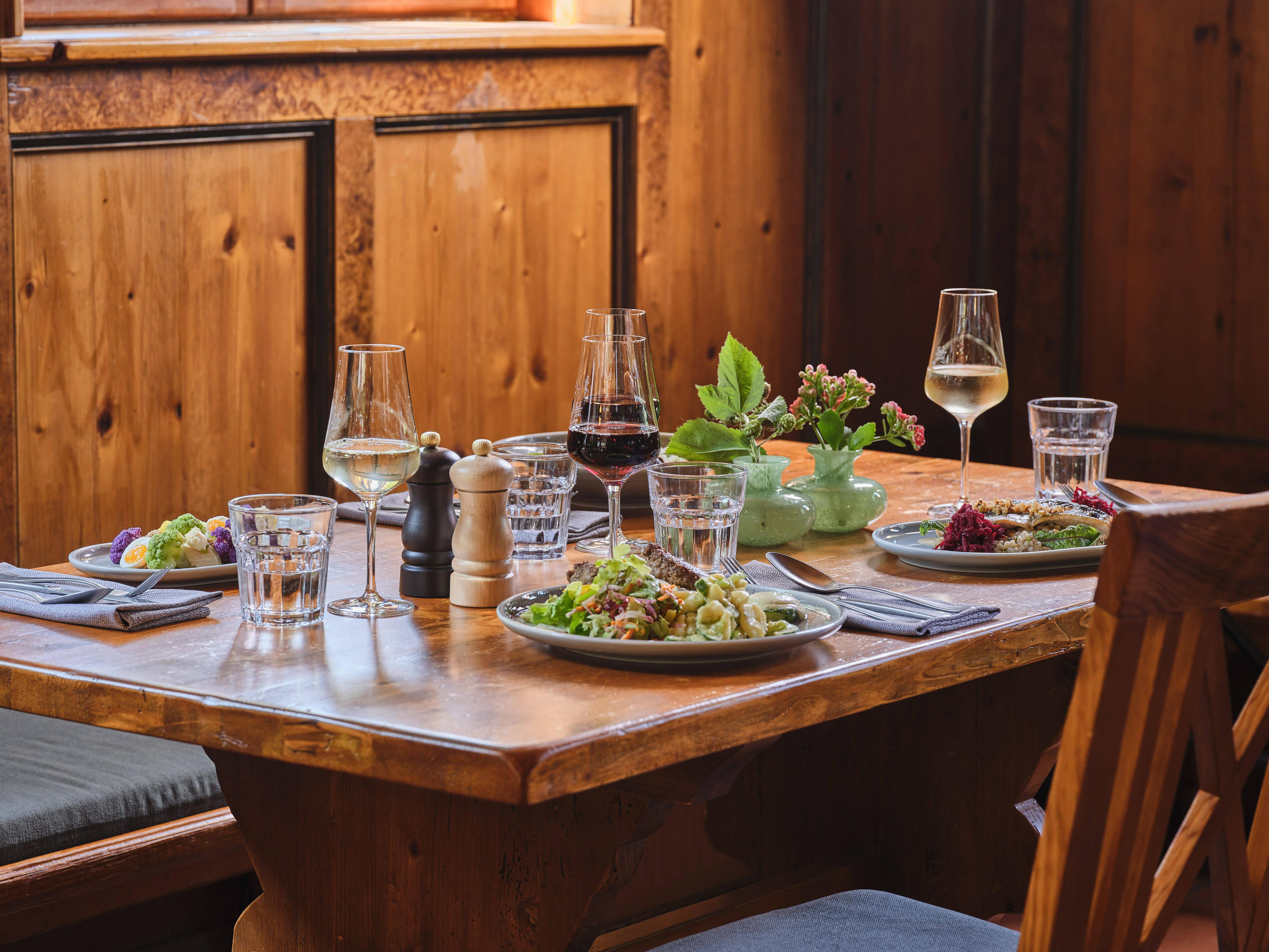供应早餐和晚餐，德国菜