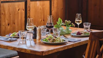 Se sirven desayunos, cenas y cocina alemana