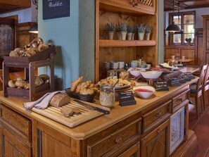 Bữa sáng buffet hàng ngày (24 EUR/mỗi người) 