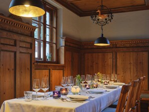 Breakfast and dinner served, German cuisine