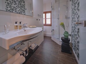 Shower, eco-friendly toiletries, hair dryer, towels - Classik Hotel Martinshof (Munich)