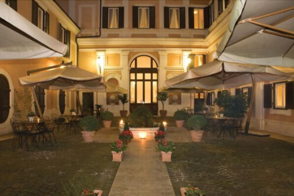 Courtyard - Antico Palazzo Rospigliosi (Rome)