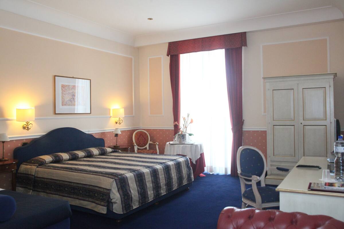 1 bedroom, premium bedding, minibar, in-room safe