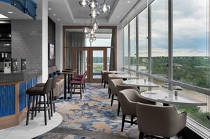 供應早餐、午餐及晚餐