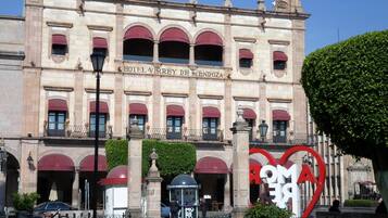 Vista frontal de la propiedad