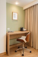 Un petit bureau privé comprenant un bureau, une chaise et une machine à café.