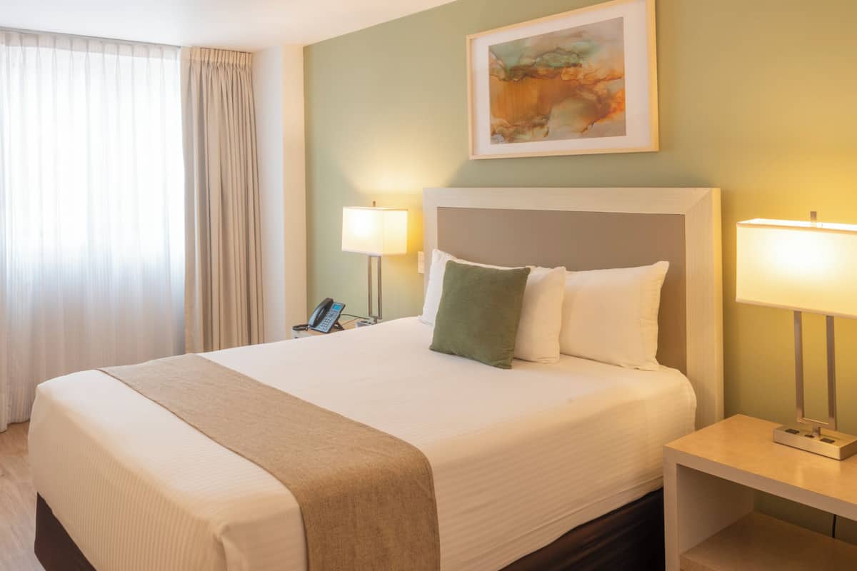 Standard Room, 1 Double Bed | In-room safe, desk, laptop workspace, blackout drapes