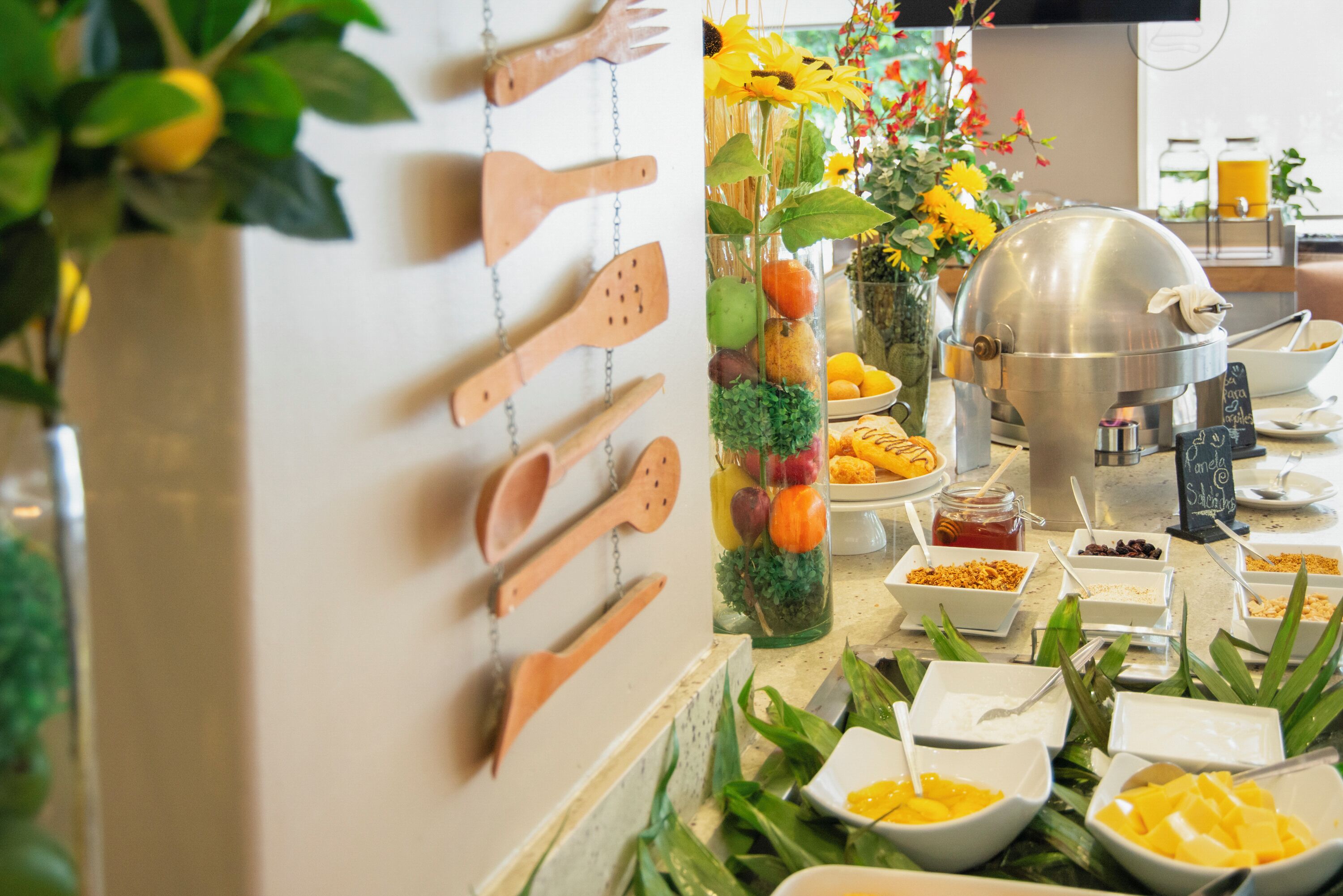 Un buffet proposant une variété de plats et d’ustensiles.