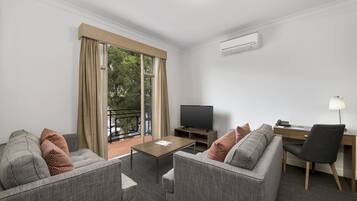 Apartamento estándar, 2 habitaciones, 2 baños | Zona de estar | Televisión de 32 pulgadas con canales digitales, un reproductor de DVD