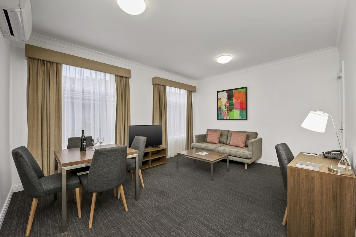 Appartement Standard, 1 chambre | Aire de séjour | Téléviseur de 32 po avec télévision numérique, lecteur de DVD