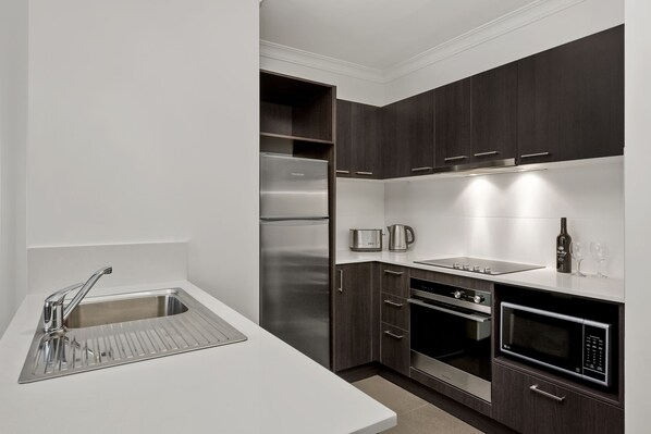 Departamento estándar, 2 habitaciones, 2 baños | Cocina privada | Refrigerador, microondas, parrilla de estufa y lavavajillas 