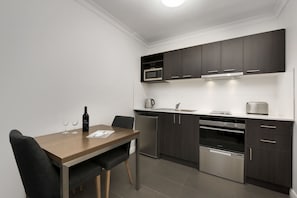 Studio | Bếp riêng | Tủ lạnh, lò vi sóng, bếp nấu, máy rửa bát