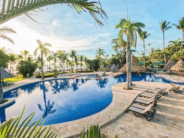 Outdoor pool, sun loungers - Barceló Tambor (Paquera)