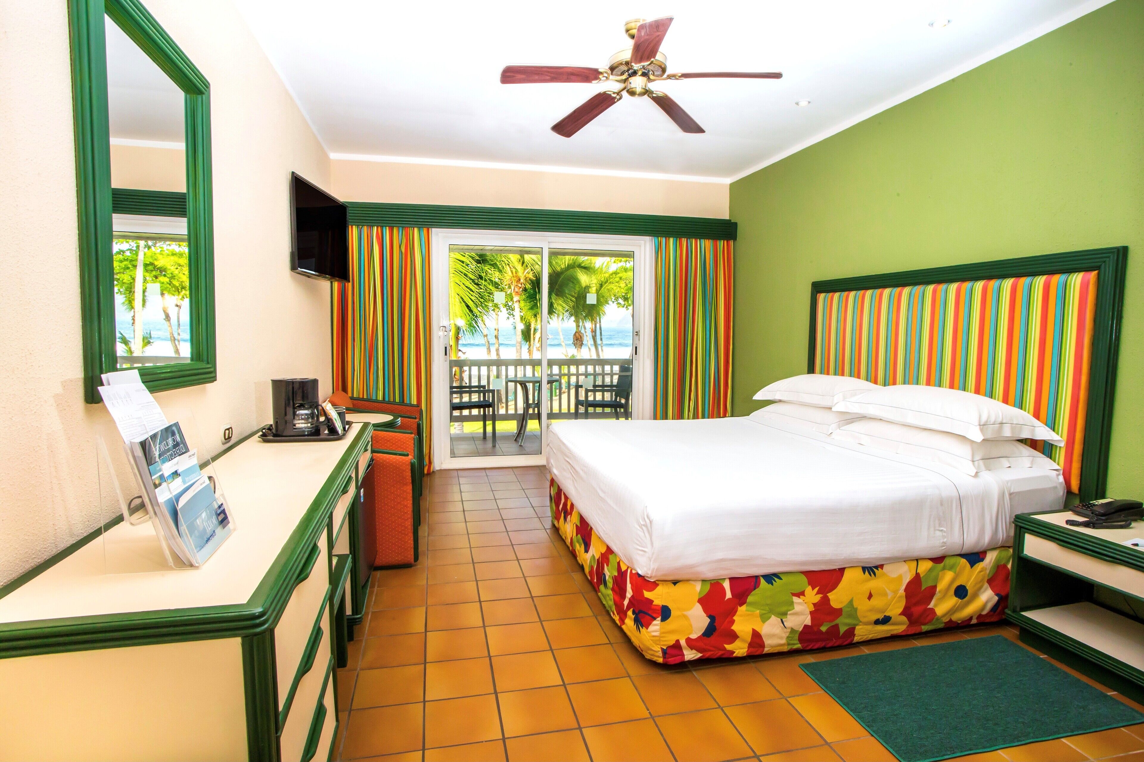 Habitación Premium (Level Superior) | Minibar, caja de seguridad en la habitación y escritorio 