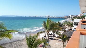 En la playa y toallas de playa