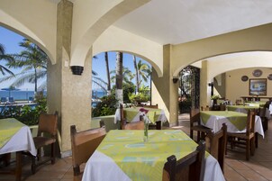 供应午餐和晚餐，墨西哥菜