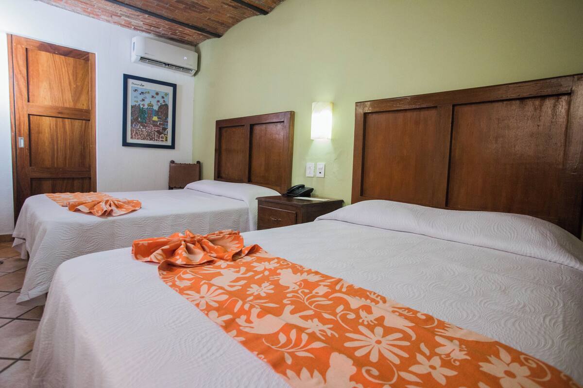 Habitación estándar, 2 camas dobles | Ropa de cama de alta calidad, caja fuerte, escritorio
