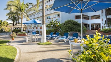 Alberca al aire libre y sombrillas en la alberca