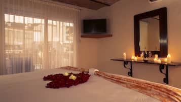 Ropa de cama de alta calidad y caja de seguridad en la habitación