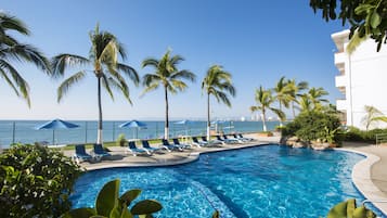 Una piscina al aire libre, sombrillas