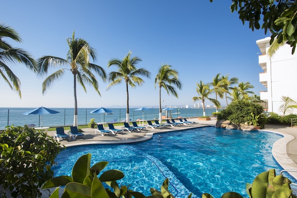 Alberca al aire libre y sombrillas en la alberca