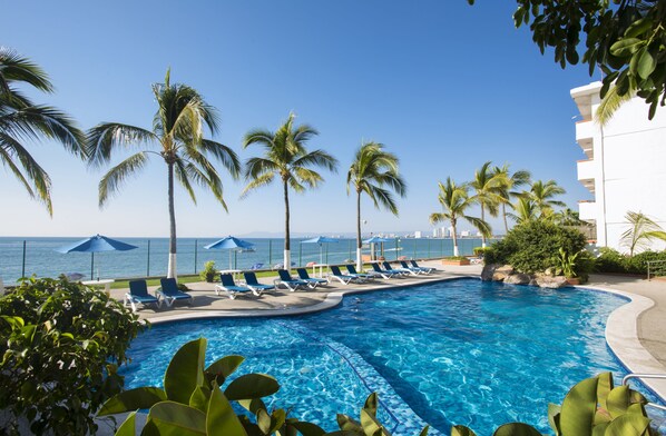 Piscine extérieure, parasols de plage